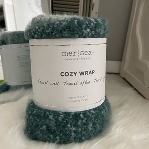 NWT Mer Sea Cozy Wrap in Teal 100% Polyester